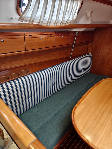 Godt holdt Bavaria 30 Cruiser, ny belg på seildrev,  formidler  frakt sjøveien. 23 of 30