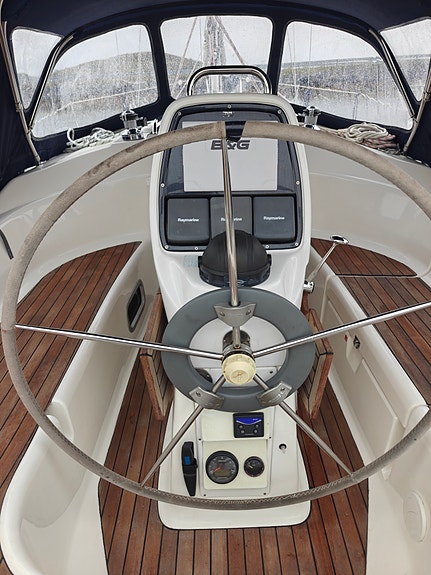 Godt holdt Bavaria 30 Cruiser, ny belg på seildrev,  formidler  frakt sjøveien. 17 of 30