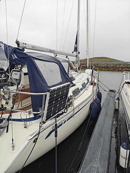 Godt holdt Bavaria 30 Cruiser, ny belg på seildrev,  formidler  frakt sjøveien. 12 of 30