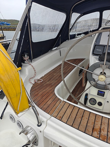 Godt holdt Bavaria 30 Cruiser, ny belg på seildrev,  formidler  frakt sjøveien. 14 of 30