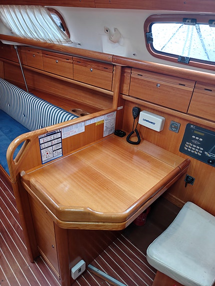 Godt holdt Bavaria 30 Cruiser, ny belg på seildrev,  formidler  frakt sjøveien. 25 of 30
