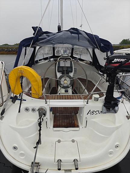 Godt holdt Bavaria 30 Cruiser, ny belg på seildrev,  formidler  frakt sjøveien. 15 of 30