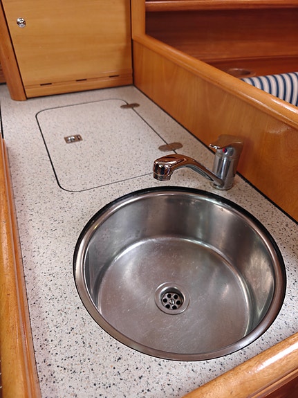 Godt holdt Bavaria 30 Cruiser, ny belg på seildrev,  formidler  frakt sjøveien. 30 of 30