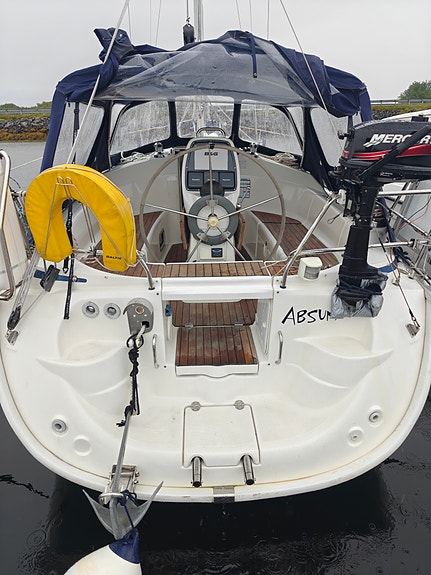 Godt holdt Bavaria 30 Cruiser, ny belg på seildrev,  formidler  frakt sjøveien. 16 of 30
