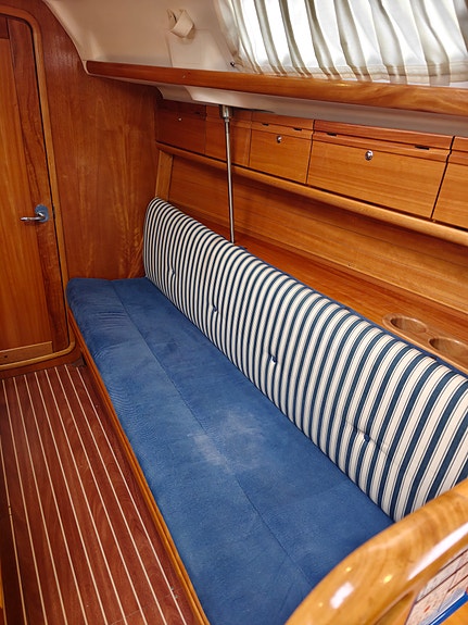 Godt holdt Bavaria 30 Cruiser, ny belg på seildrev,  formidler  frakt sjøveien. 24 of 30