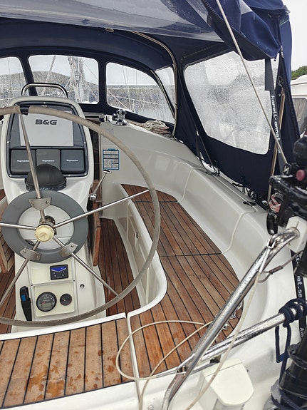 Godt holdt Bavaria 30 Cruiser, ny belg på seildrev,  formidler  frakt sjøveien. 13 of 30