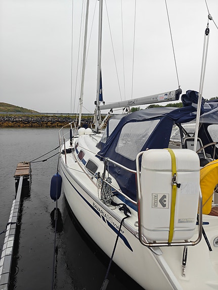 Godt holdt Bavaria 30 Cruiser, ny belg på seildrev,  formidler  frakt sjøveien. 9 of 30