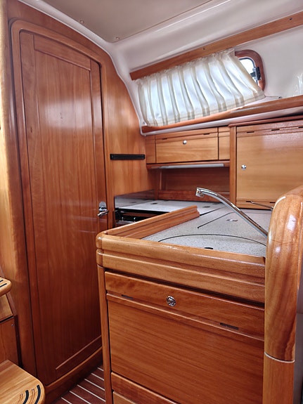 Godt holdt Bavaria 30 Cruiser, ny belg på seildrev,  formidler  frakt sjøveien. 27 of 30