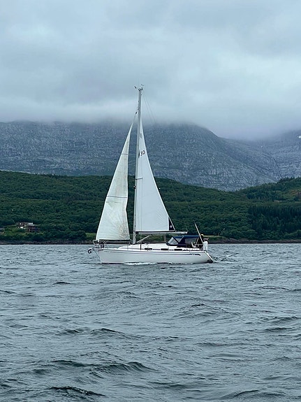 Godt holdt Bavaria 30 Cruiser, ny belg på seildrev,  formidler  frakt sjøveien. 7 of 30