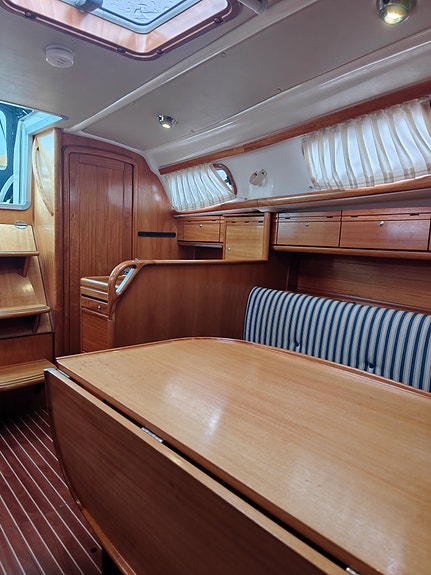 Godt holdt Bavaria 30 Cruiser, ny belg på seildrev,  formidler  frakt sjøveien. 22 of 30