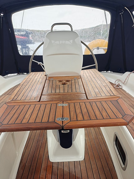 Godt holdt Bavaria 30 Cruiser, ny belg på seildrev,  formidler  frakt sjøveien. 19 of 30