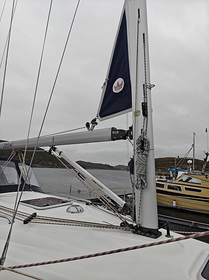 Godt holdt Bavaria 30 Cruiser, ny belg på seildrev,  formidler  frakt sjøveien. 10 of 30