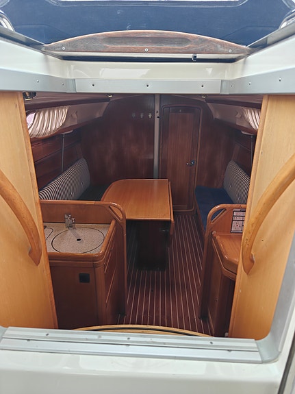 Godt holdt Bavaria 30 Cruiser, ny belg på seildrev,  formidler  frakt sjøveien. 20 of 30