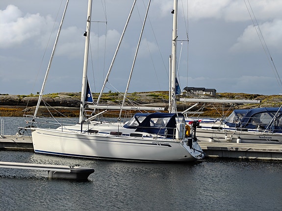 Godt holdt Bavaria 30 Cruiser, ny belg på seildrev,  formidler  frakt sjøveien. 2 of 30