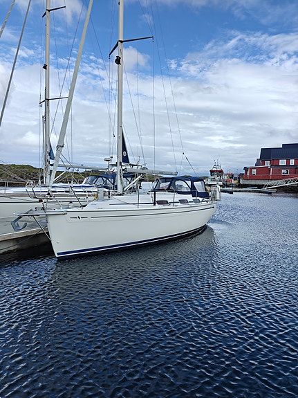 Godt holdt Bavaria 30 Cruiser, ny belg på seildrev,  formidler  frakt sjøveien. 3 of 30