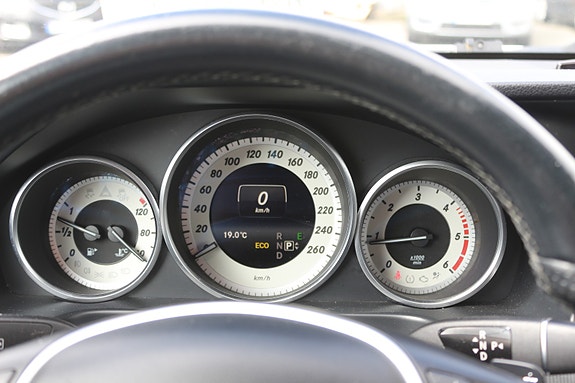 Mercedes-Benz E220 10 of 17