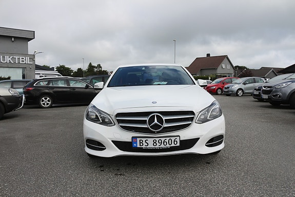 Mercedes-Benz E220 2 of 17