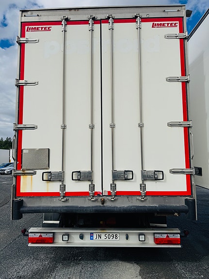 Limetec Walking floor! 277 cm innvendig høyde. Hydraulisk tak, Hengerfeste for modul. Dieselvarmer. En svært anvendelig trailer! 3 of 13