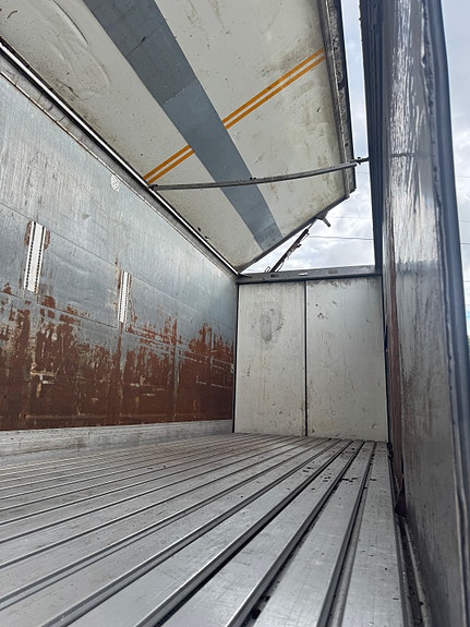 Limetec Walking floor! 277 cm innvendig høyde. Hydraulisk tak, Hengerfeste for modul. Dieselvarmer. En svært anvendelig trailer! 11 of 13