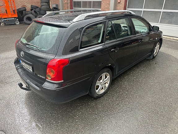 Toyota Avensis 2 of 4