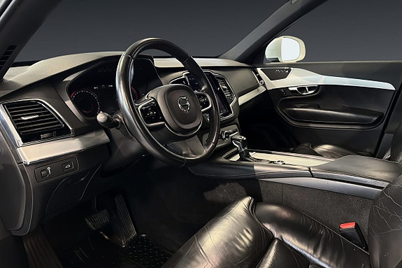Volvo XC90 10 of 21