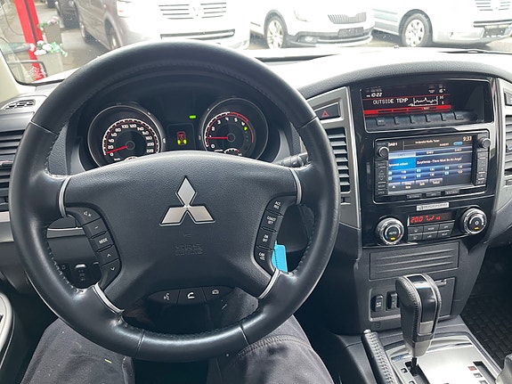 Mitsubishi Pajero 10 of 30