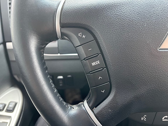 Mitsubishi Pajero 12 of 30