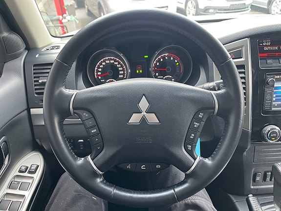 Mitsubishi Pajero 11 of 30