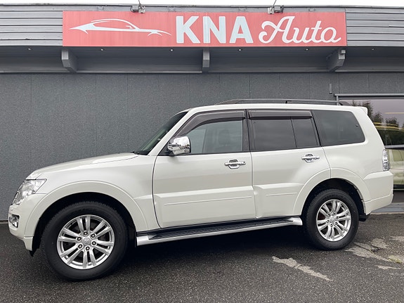 Mitsubishi Pajero 3 of 5