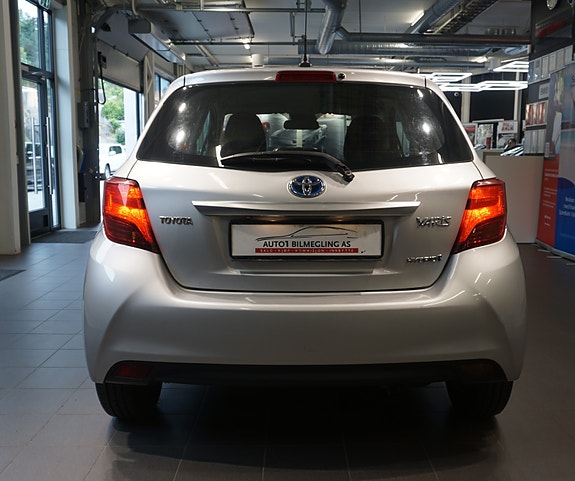 Toyota Yaris 7 of 30