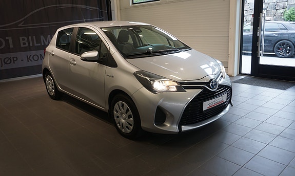 Toyota Yaris 12 of 30