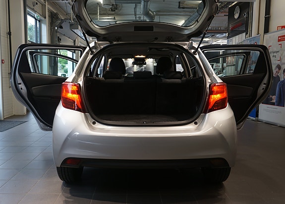 Toyota Yaris 15 of 30