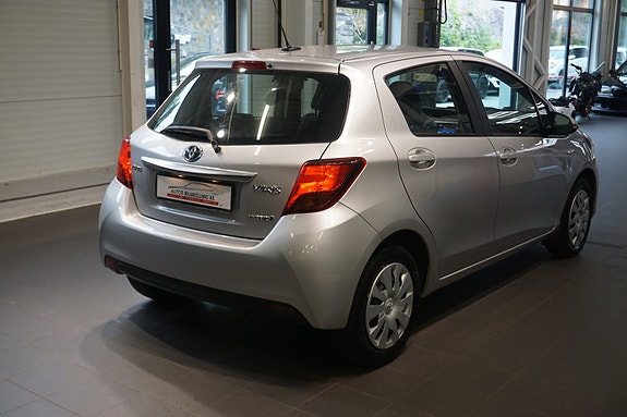 Toyota Yaris 8 of 30