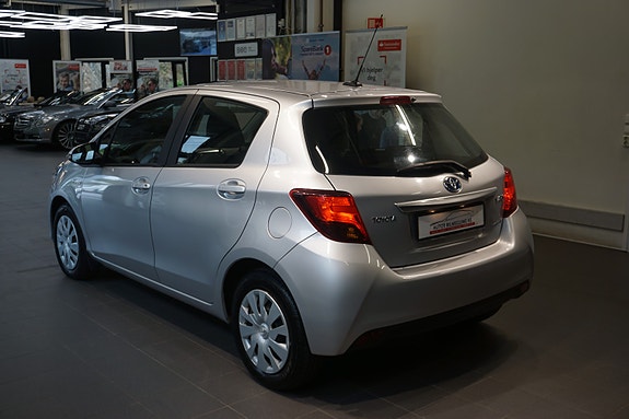Toyota Yaris 4 of 30