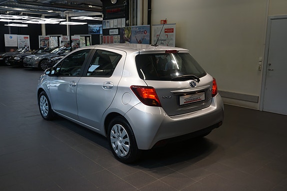 Toyota Yaris 5 of 30