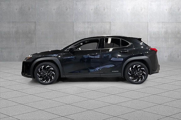 Lexus UX250h 2 of 5