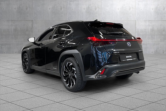 Lexus UX250h 3 of 5
