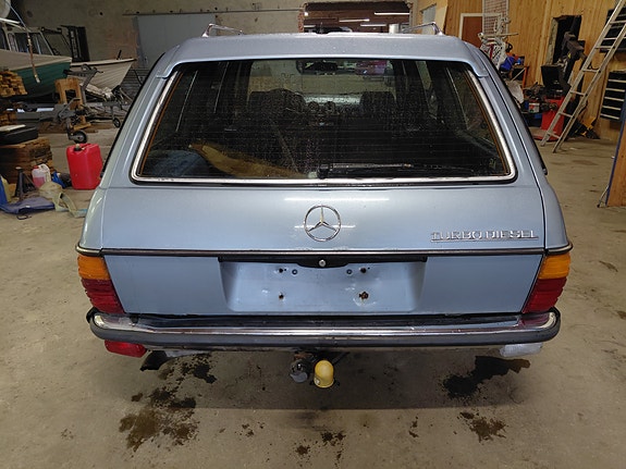 Mercedes-Benz 300 TD 8 of 24