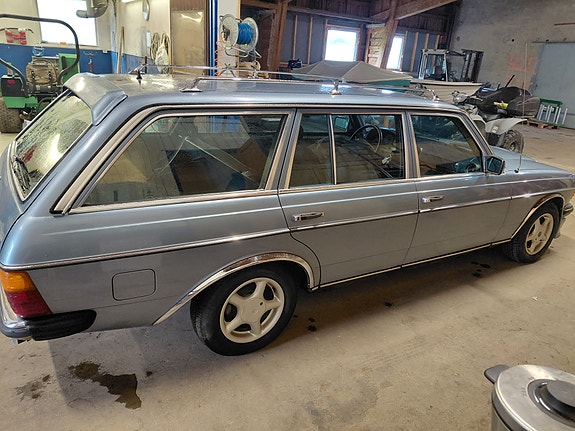 Mercedes-Benz 300 TD 11 of 24