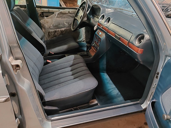 Mercedes-Benz 300 TD 12 of 24