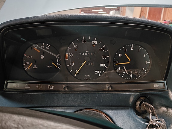 Mercedes-Benz 300 TD 23 of 24