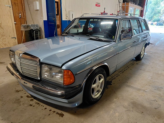 Mercedes-Benz 300 TD 3 of 24