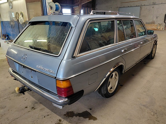 Mercedes-Benz 300 TD 6 of 24
