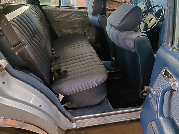 Mercedes-Benz 300 TD 13 of 24