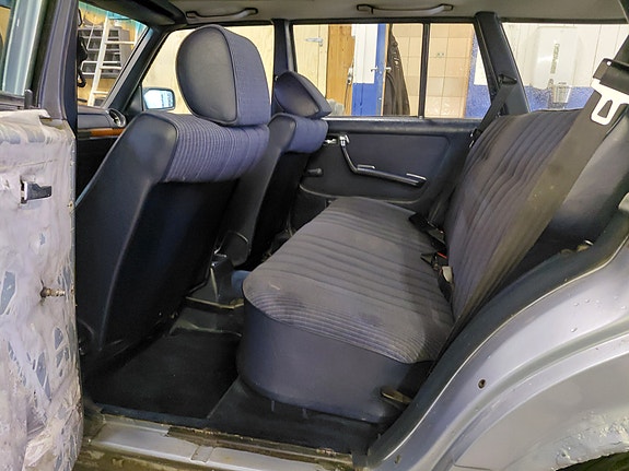 Mercedes-Benz 300 TD 16 of 24