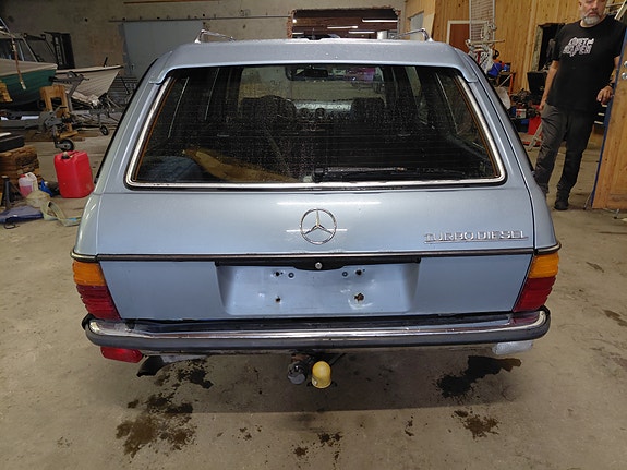 Mercedes-Benz 300 TD 7 of 24