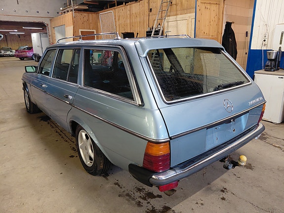 Mercedes-Benz 300 TD 9 of 24