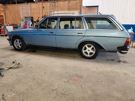 Mercedes-Benz 300 TD 10 of 24