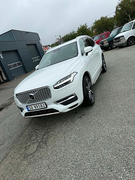 Volvo XC90 2 of 24
