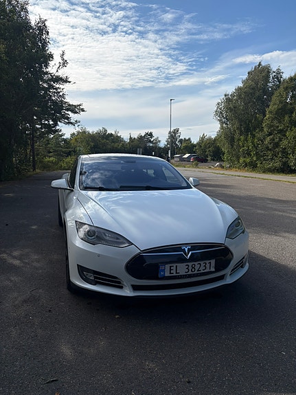 Tesla Model S 2 of 5